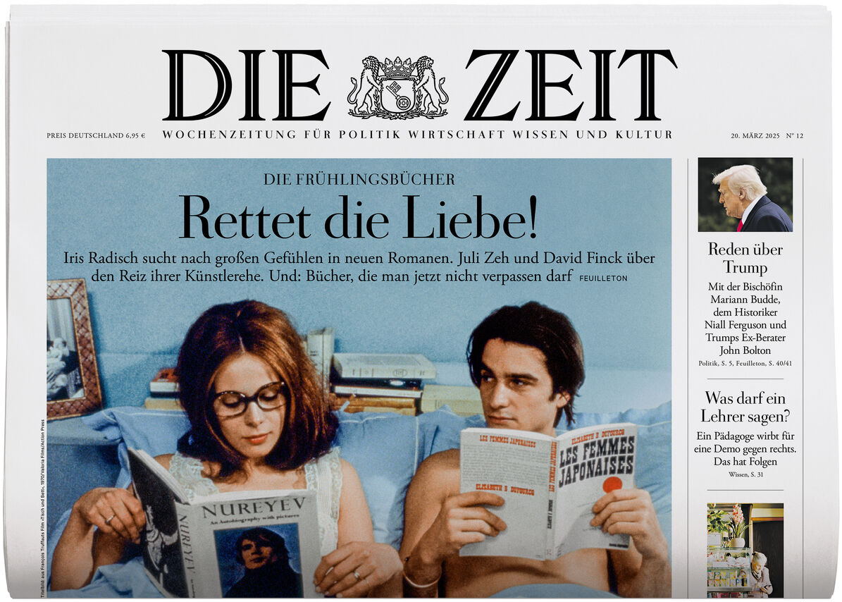 Die Titelseite der Zeitung DIE ZEIT 12/2025 zeigt zwei Personen, die Bücher lesen, mit der Überschrift 'Rettet die Liebe'. Oberhalb steht 'Die Frühlingsbücher'. In der rechten oberen Ecke erscheint ein weiteres Bildausschnitt. Die Farben der Titelseite sind dominierend blau, weiß und schwarz.