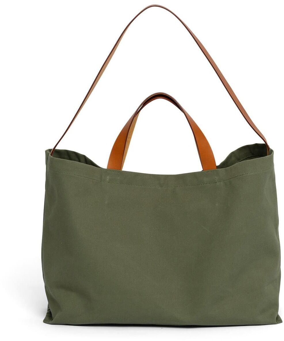 Eine grüne, große Einkaufstasche mit braunen Ledergriffen. Die Tasche besitzt ein einfaches, aber elegantes Design und scheint aus robustem Stoff hergestellt zu sein.
