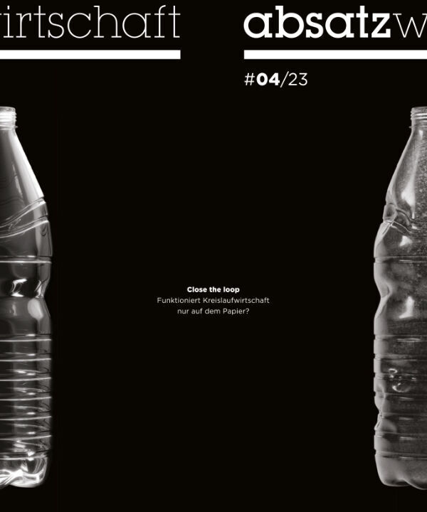 Das Bild zeigt das Cover der absatzwirtschaft Ausgabe 4/23. Auf schwarzem Hintergrund sind zwei transparente Plastikflaschen abgebildet. Der Titeltext 'wirtschaft' und 'absatzw' ist in weißer Schrift oben zu sehen. In der Mitte steht der Text '#04/23'. Darunter die Frage: 'Funktioniert Kreislaufwirtschaft nur auf dem Papier?'