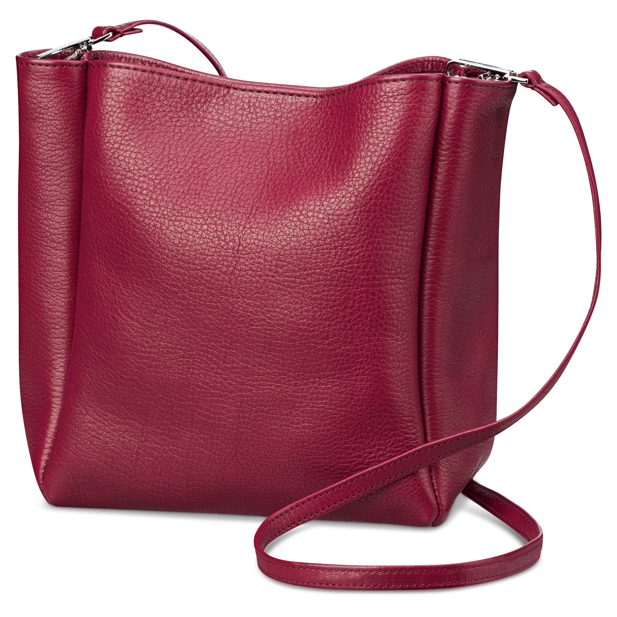 Eine dunkelrote Ledertasche mit schlichter Eleganz und silbernen Akzenten, getragen über der Schulter.
