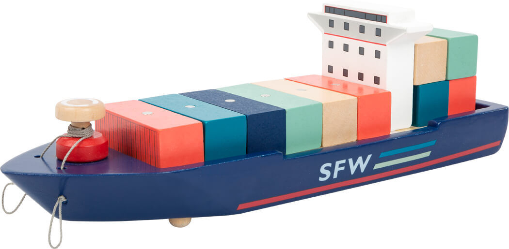 Holzspielzeug eines Containerschiffs mit aufgesetzten bunten Containerblöcken und der Aufschrift 'SFW' auf der Seite in blauer Farbe.