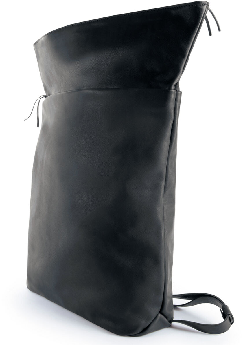 Ein stilvoller und minimalistischer Rucksack »Nabuku« aus schwarzem Leder. Der Rucksack hat ein elegantes Design und ist für den täglichen Gebrauch geeignet.