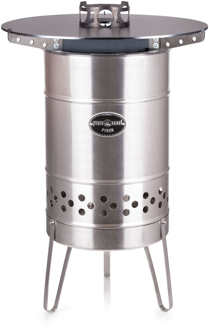 Ein silberner Edelstahl-Feuerstelle mit schwarzer Kochplatte oben, unterstützt von drei stabilen Beinen.