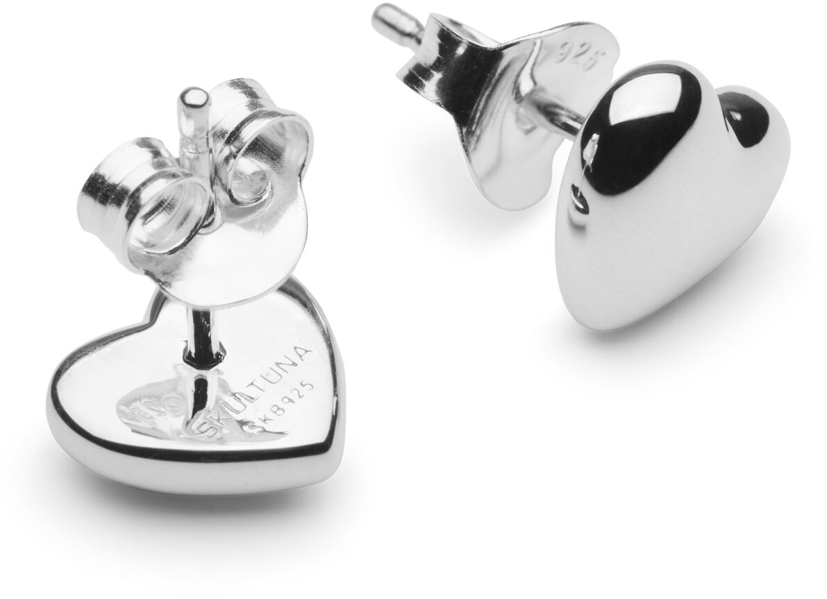 Zwei silberfarbene Ohrstecker in Herzform liegen auf weißem Hintergrund. Beide Schmuckstücke haben eine glänzende Oberfläche und wirken elegant sowie zeitlos. Die Ohrstecker sind als romantische Geschenkidee für besondere Anlässe wie Valentinstag oder Jahrestag gestaltet.