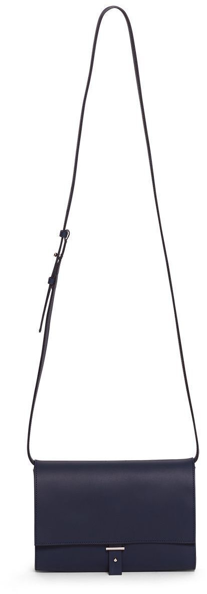 Eine elegant minimalistische dunkelblaue Schultertasche aus der ZEIT-Sonderedition »DIE ZEIT 2« mit einem verstellbaren Riemen.