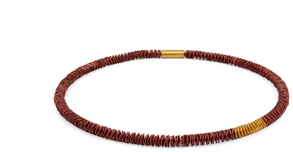 Bild eines Colliers der Marke »Natalia« mit braunen Kunststoffperlen und einem goldenen Akzent.