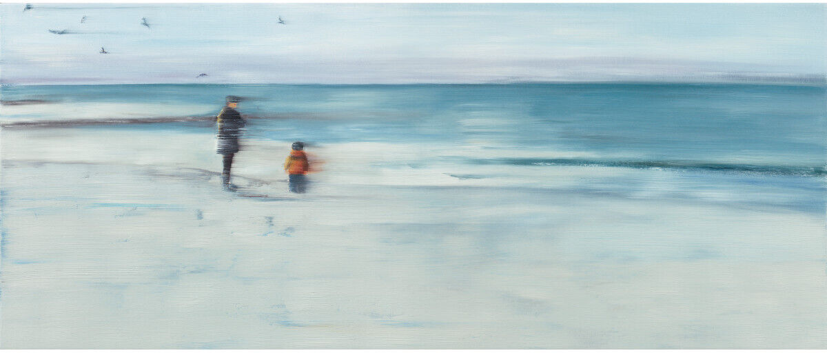 Ein Gemälde von Anja Struck mit dem Titel »Winterstimmung« (2016). Das Bild zeigt einen Strand im Winter mit zwei Personen am Ufer und mehreren Vögeln am Himmel. Die Farben sind überwiegend blau und weiß, mit einer ruhigen und friedlichen Atmosphäre.