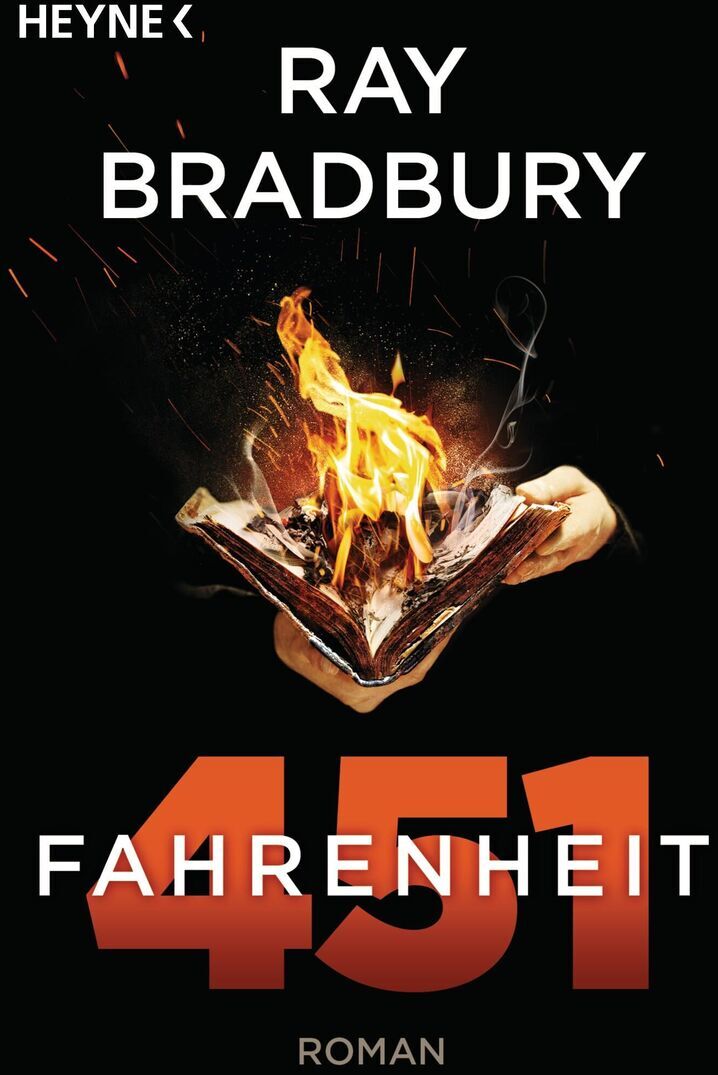 Das Cover des Buches 'Fahrenheit 451' von Ray Bradbury zeigt eine brennende Buchseite in der Mitte, die gelb-orange Flammen im Kontrast zu einem schwarzen Hintergrund darstellt. Der Titel und der Name des Autors sind in weißen und orangefarbenen Buchstaben geschrieben.