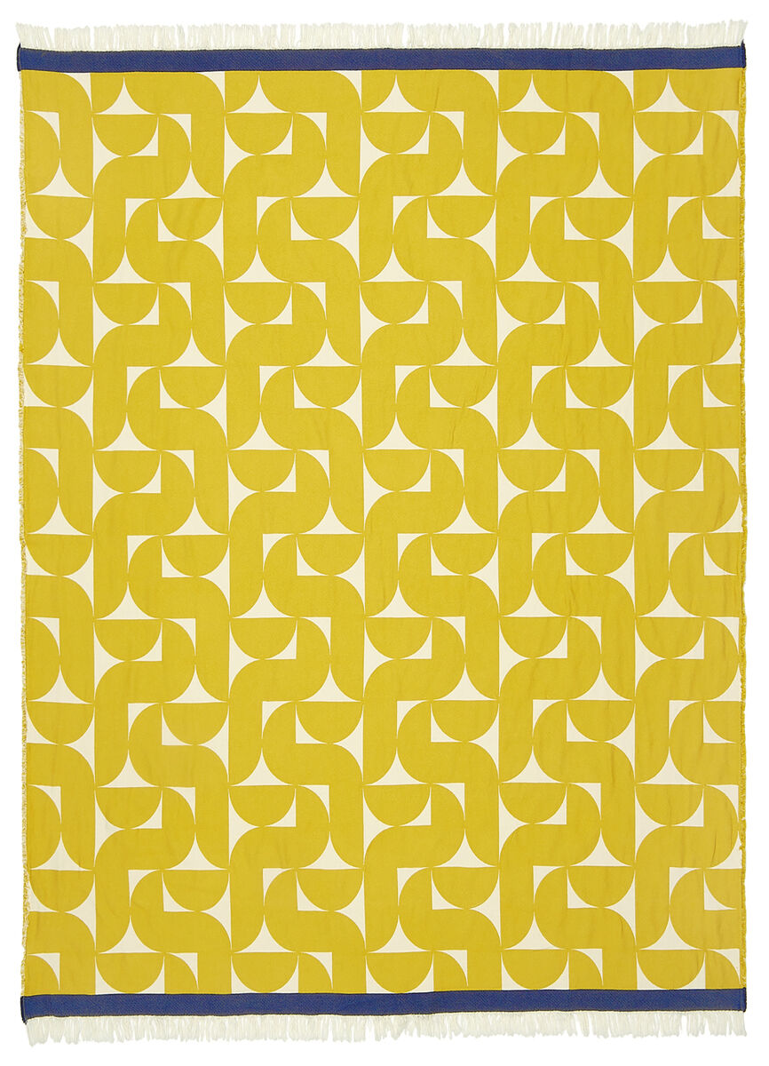 Eine Baumwolldecke mit einem gelb-weißen geometrischen Muster und blauen Streifen am Rand, geeignet für gemütliche Anlässe und Dekoration im skandinavischen Stil.