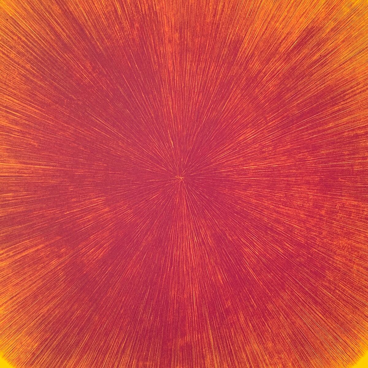 Abstraktes Kunstwerk mit einem zentralen, strahlenförmigen Muster in warmen Pinktönen, das sich auf einem gelben Hintergrund ausbreitet. Das Bild ist ein Kupferstich aus dem Jahr 2025 und trägt den Titel 'Spiky Circle'.