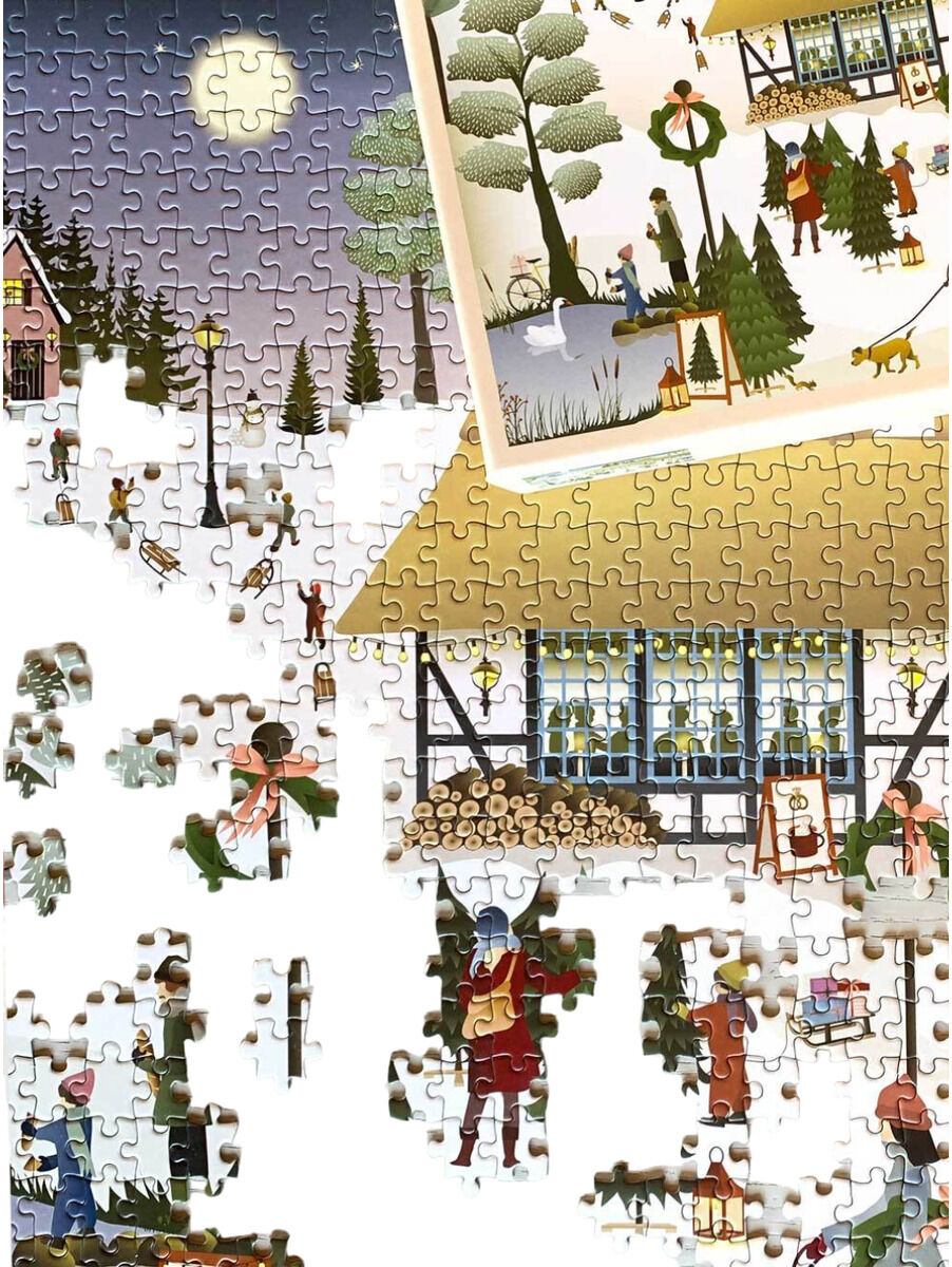 Puzzle mit dem Motiv einer Weihnachtsbaumfarm in einer verschneiten Winterlandschaft, unter einem Mondschein mit Holzhütte und Weihnachtsdekoration. Geeignet für Familien und Kinder.