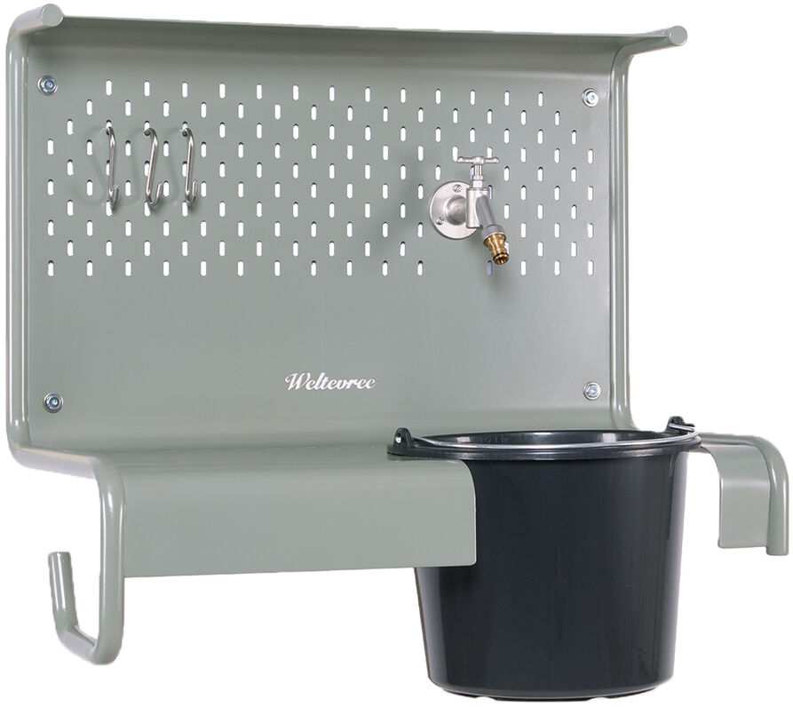 Die Gartenstation »Waterworks« von Weltevree ist eine vielseitige Wandhalterung in Hellgrau mit kleiner schwarzer Wanne, Haken und Steckplätzen für Werkzeuge sowie Wasserhahn-Anschluss. Ideal für Gartenliebhaber, schlichtes und modernes Design aus Metall.