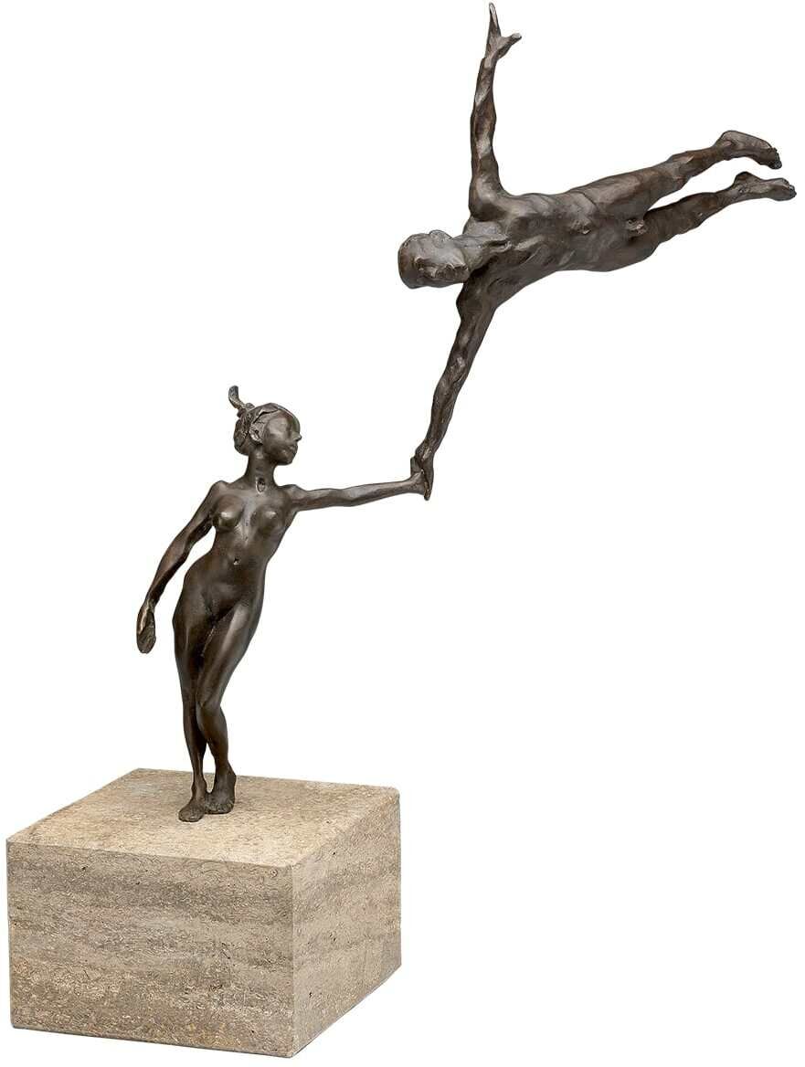 Skulptur von Antonio de Andrés-Gayón: Eine elegante Bronze-Skulptur mit dem Titel »Vertrauen - Kunststück Partnerschaft«, die zwei menschliche Figuren zeigt, die sich die Hände reichen, während eine Figur vom Sockel schwebt.