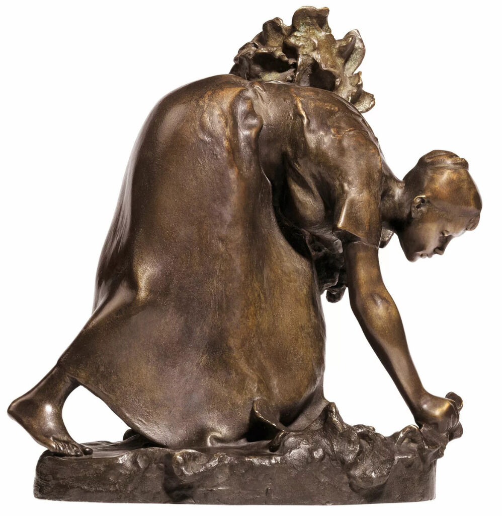 Bronzeskulptur von Ernst Barlach mit dem Titel 'Die Krautpflückerin', die eine gebückte Frau zeigt, die sich pflückend nach vorne beugt. Die kunstvoll gestaltete Figur repräsentiert das ländliche Leben und die Erntearbeit.