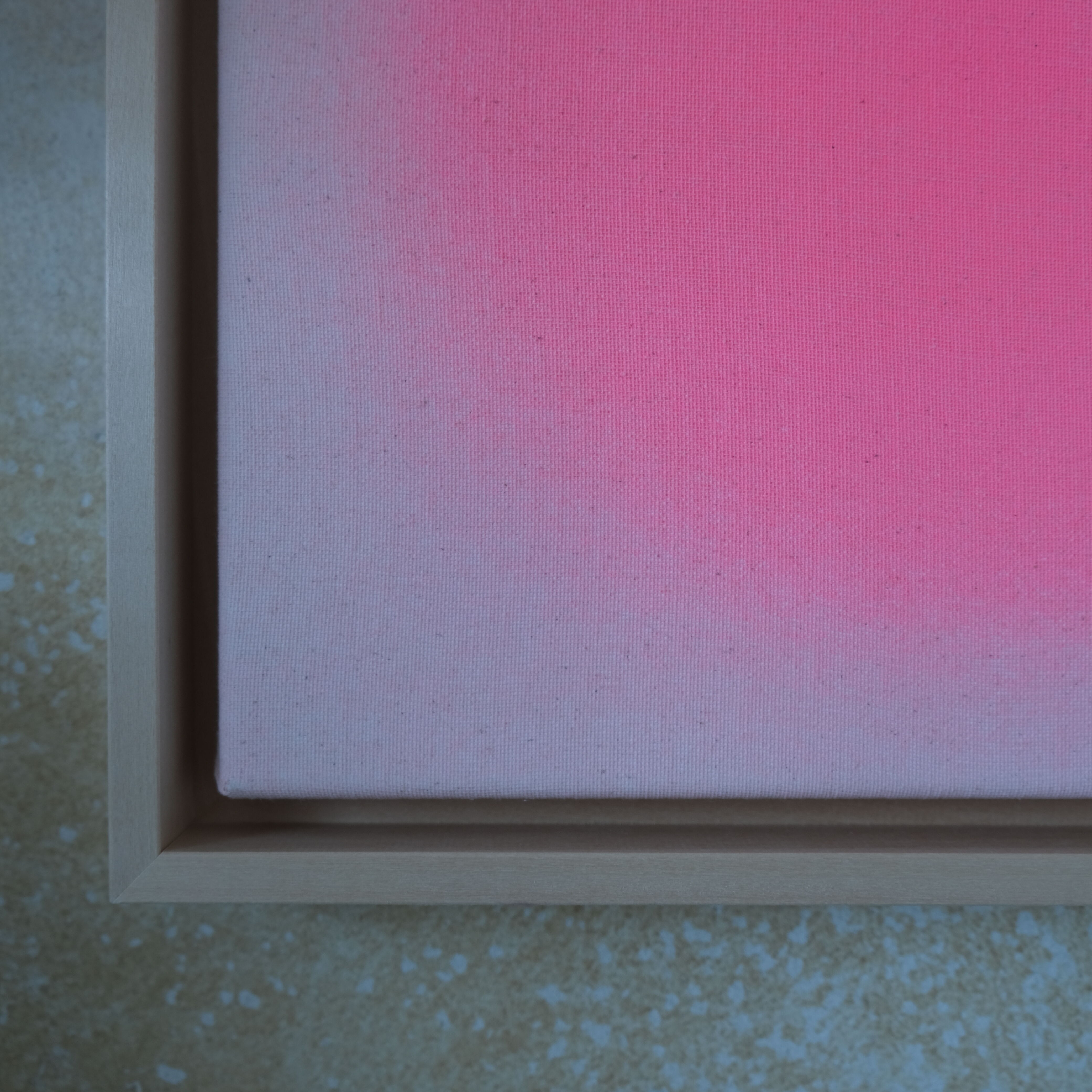 Quadratisches Kunstwerk der ZEIT-Sonderedition "Sorbet", Apricot von Anastasia Benko. Das Bild zeigt über 70 durchscheinende Acryl-Pigmentschichten in zartem Orange auf unbehandelter Leinwand, umrahmt von hellem Lindenholz. Die Farben wirken tagsüber zart, abends intensiv leuchtend.