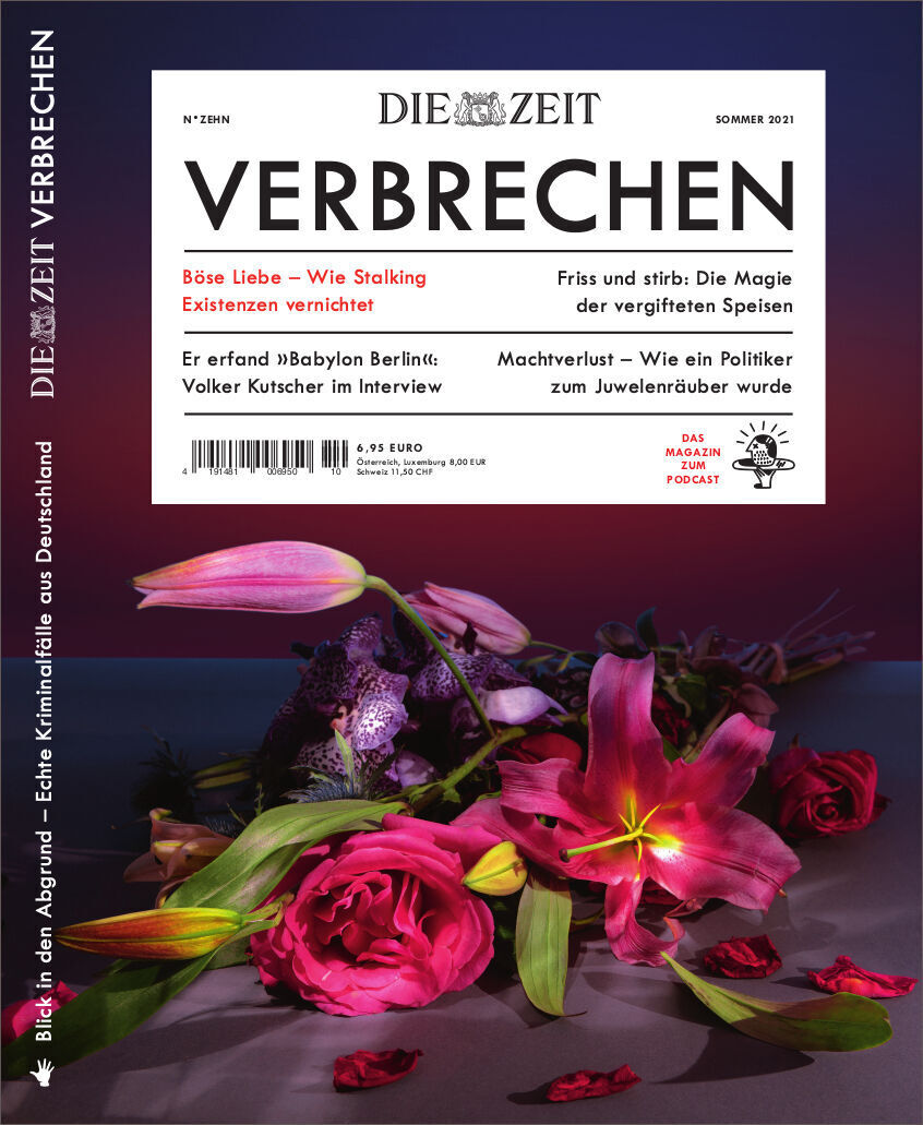Cover des Magazins ZEIT VERBRECHEN Ausgabe 10/21 mit violetten und roten Blumen in der unteren Hälfte. Der Titel der Ausgabe lautet 'Böse Liebe – Wie Stalking Existenzen vernichtet'.