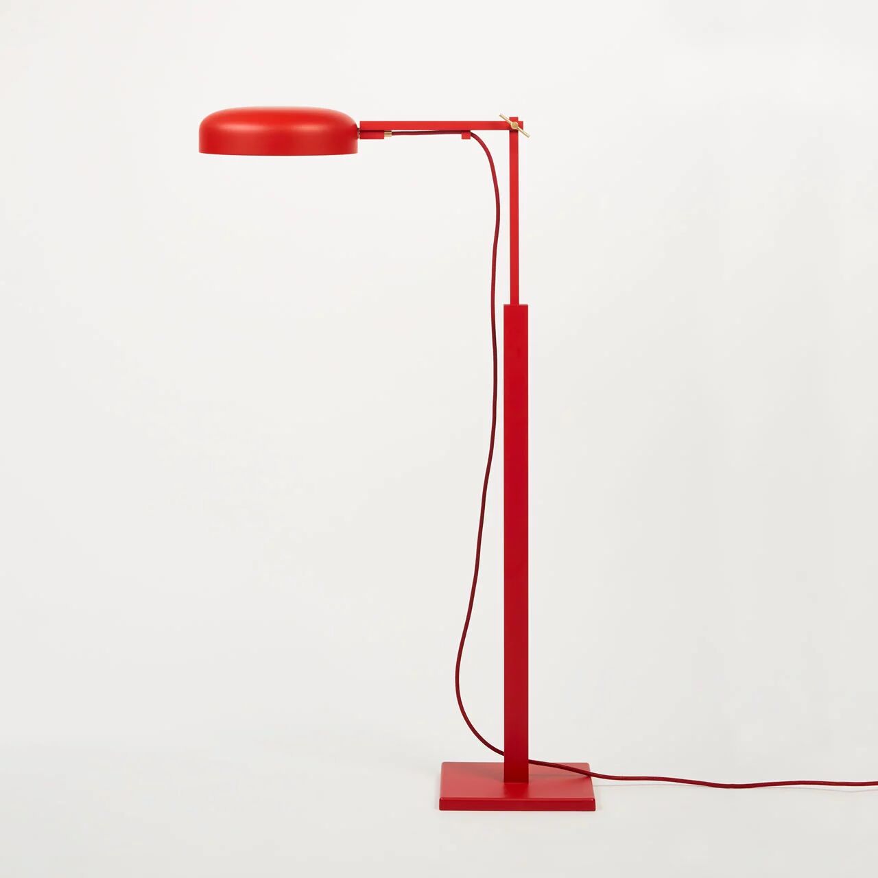Die Abbildung zeigt die Stehleuchte »schliephacke« von mawa design in kräftigem Rot. Sie besteht aus einem geraden, eckigen Standbein, einem runden, flachen Fuß und einem flachen, kreisförmigen Lampenschirm. Das Stromkabel verläuft sichtbar, der Hintergrund ist neutral weiß.