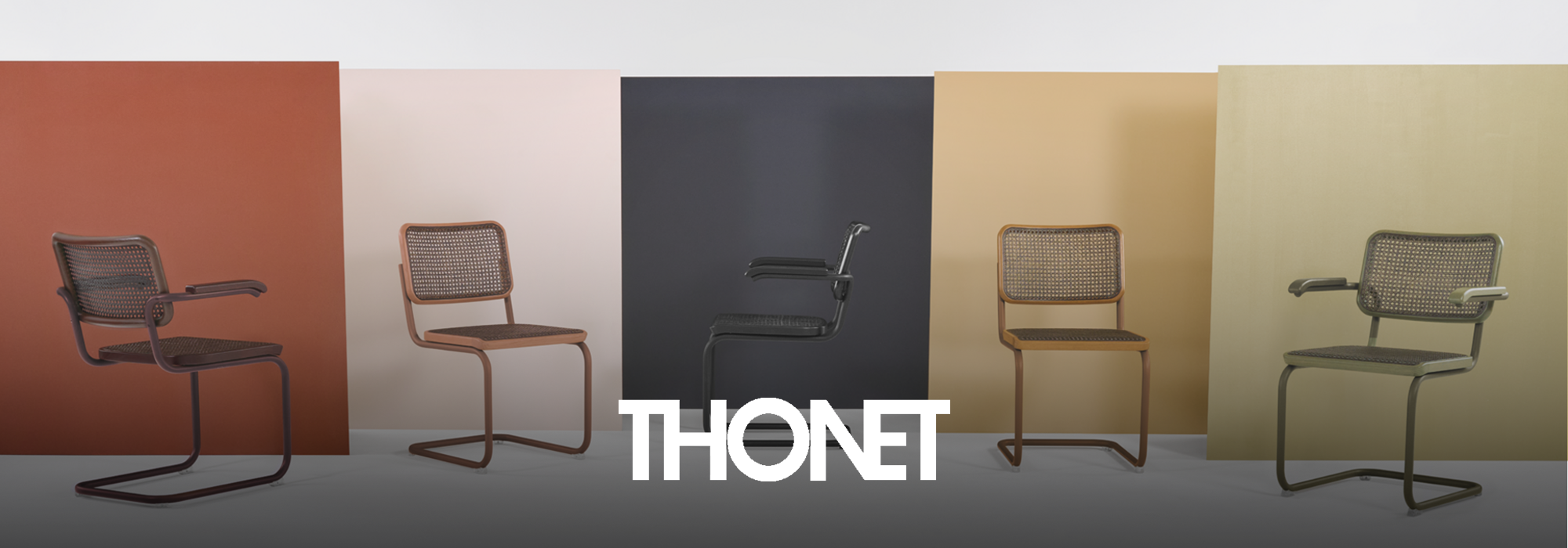 Fünf stilvolle Thonet-Stühle werden vor farbenfrohen Hintergründen präsentiert
