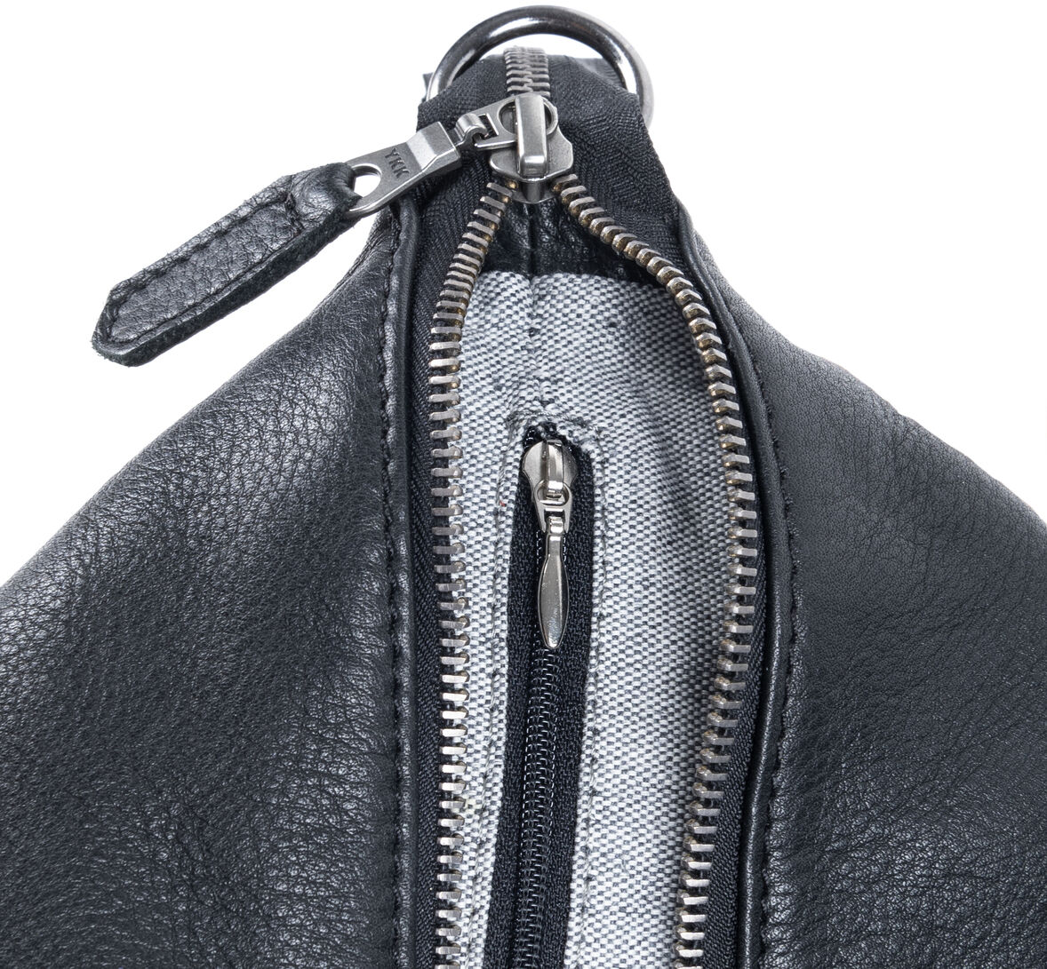 Eine stilvolle schwarze Reisetasche aus hochwertigem Rindleder mit silbernem Reißverschluss aus der ZEIT-Sonderedition Travelbag »Toro«.