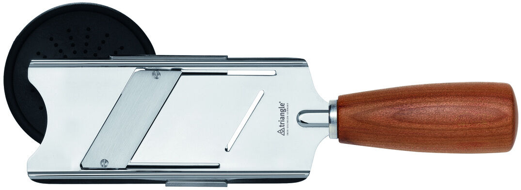 Ein hochwertiger Feinhobel »Soul« aus Pflaumenholz, mit einer scharfen Edelstahlklinge und einem ergonomischen Holzgriff. Geeignet für präzises Schneiden von Lebensmitteln.