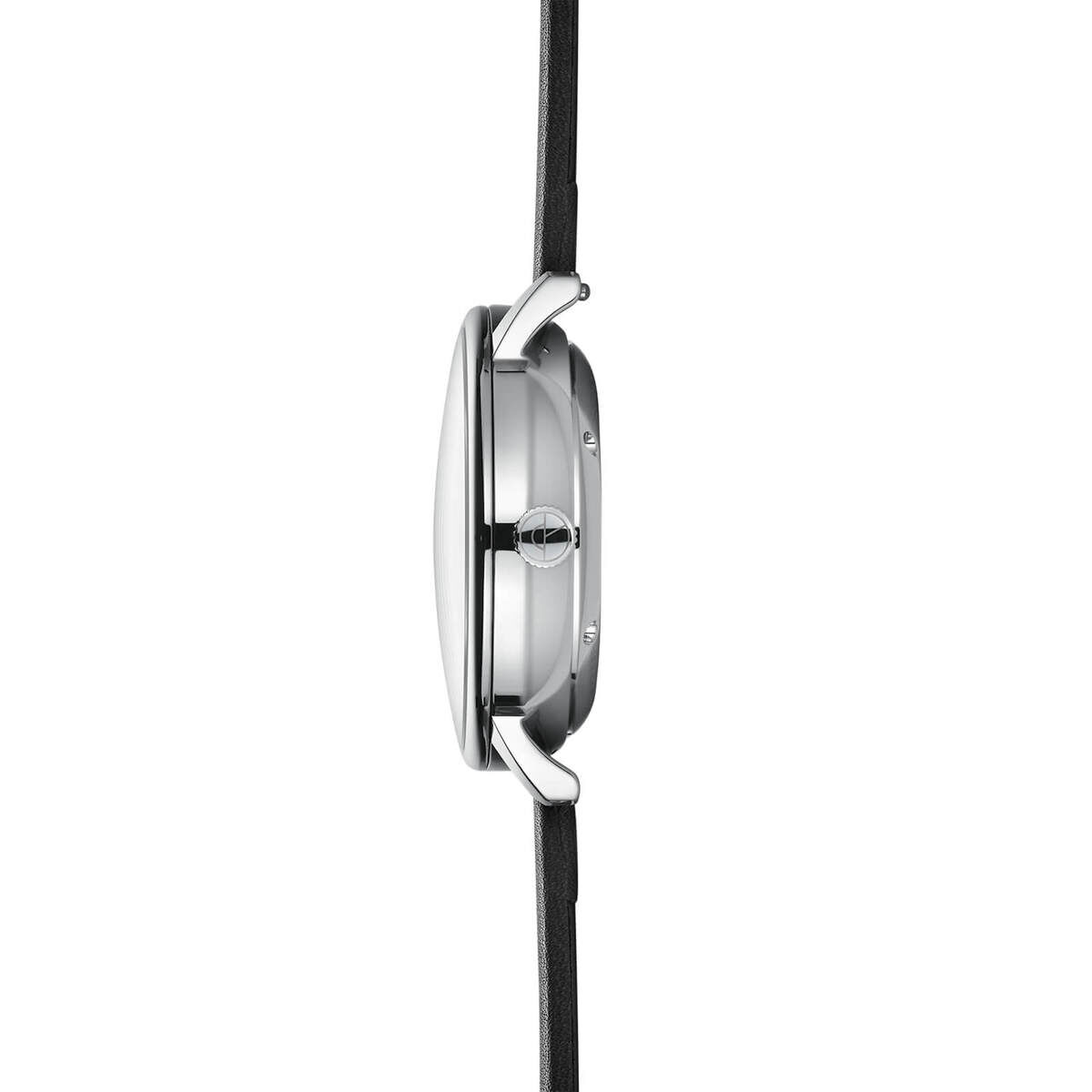 Seitliche Ansicht einer luxuriösen Armbanduhr der ZEIT-Sonderedition 'Naos Automatik'. Die Uhr hat ein silbernes Gehäuse und ein schwarzes Lederarmband.
