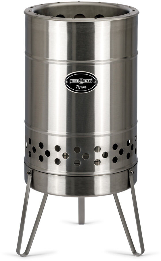 Das Bild zeigt die 'Pyron' Feuertonne aus rostfreiem Stahl. Die zylindrische Feuerstelle steht auf drei stabilen Beinen und hat Löcher zur Luftzirkulation an der Unterseite. Oben sind Belüftungsöffnungen für die Holzverbrennung zu sehen.