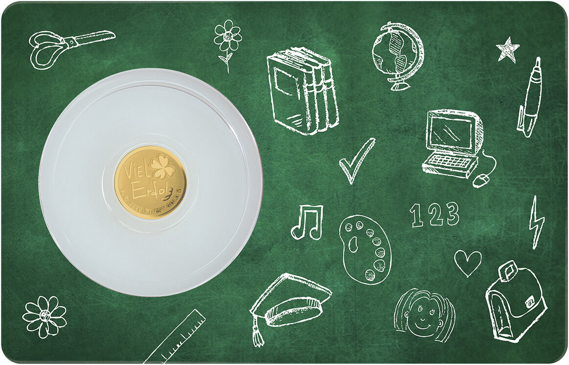 Bild eines Goldbarrens mit der Aufschrift 'Viel Erfolg', präsentiert auf einer grünen Tafel mit weißen Zeichnungen von Schulmaterialien wie Bücher, Globus, Computer und Schultasche, passend für den Schulanfang.