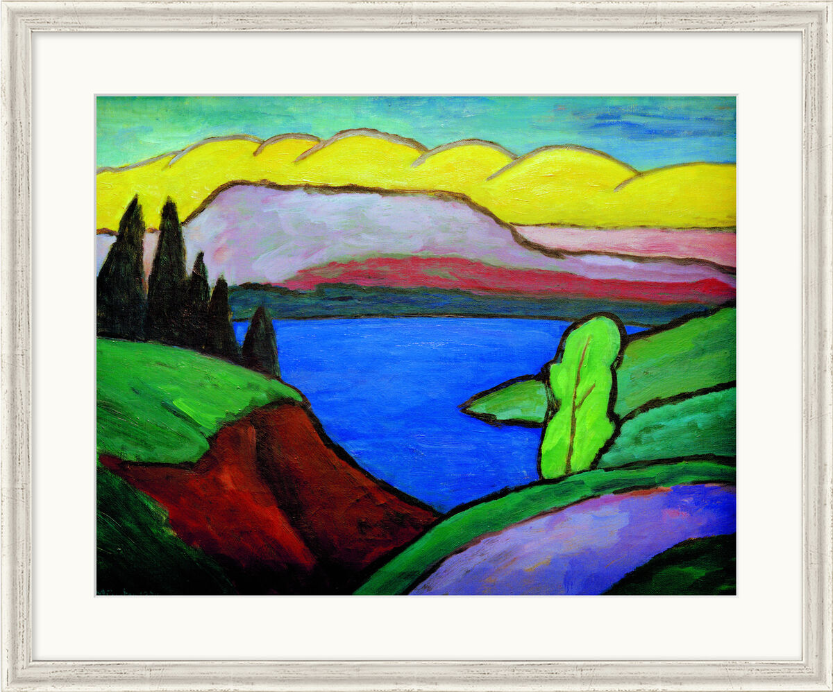 Gemälde »Der blaue See« von Gabriele Münter aus dem Jahr 1934, zeigt eine expressionistische Landschaft mit einem tiefblauen See, grünen Hügeln, einer Nadelbaumgruppe links und einem farbenfrohen Himmel.