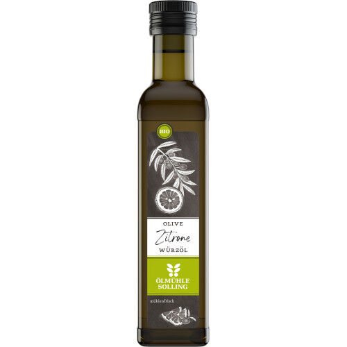 Drei Flaschen mediterranes Bio-Würzöl à 250 ml stehen nebeneinander. Jede Flasche hat ein schwarz-grünes Etikett mit weißer Schrift und einer Illustration von Oliven und einer Zitrone. Die Flaschen bestehen aus dunklem Glas und besitzen schwarze Schraubverschlüsse. Das Produkt ist als Geschenkset für mediterrane Feinschmecker und Kochbegeisterte geeignet.