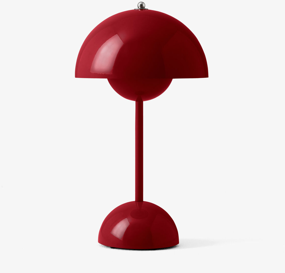 Die Flowerpot VP9 Tischleuchte ist eine rote, moderne Lampe mit integriertem Akku. Ihr schlichtes Design und ihre tragbare Natur machen sie ideal für verschiedene Innenräume.