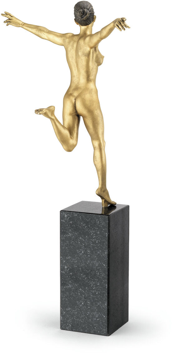 Bronzeskulptur einer nackten, dynamischen Figur mit ausgebreiteten Armen, auf einem schwarz-grauen Sockel stehend. Die Skulptur, geschaffen von Leo Wirth im Jahr 2021, strahlt Freiheit und Eleganz aus.