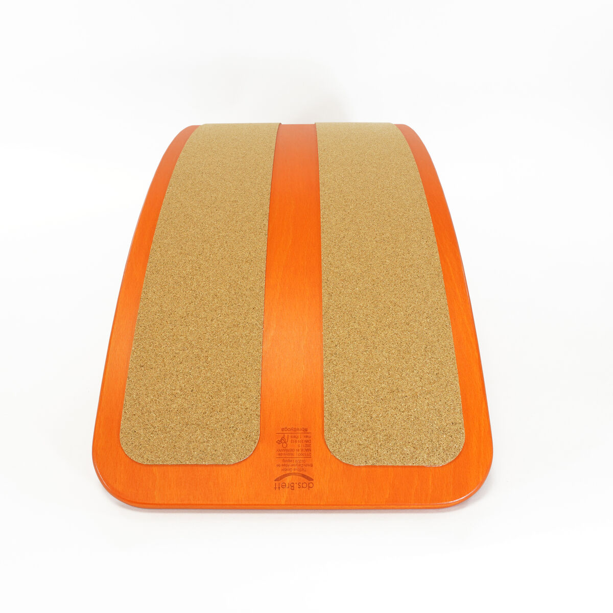 Balance Board 'das.Brett' in pompejanisch rot mit zwei Korkoberflächen-Streifen auf einer glatten, taillierten Holzplatte.