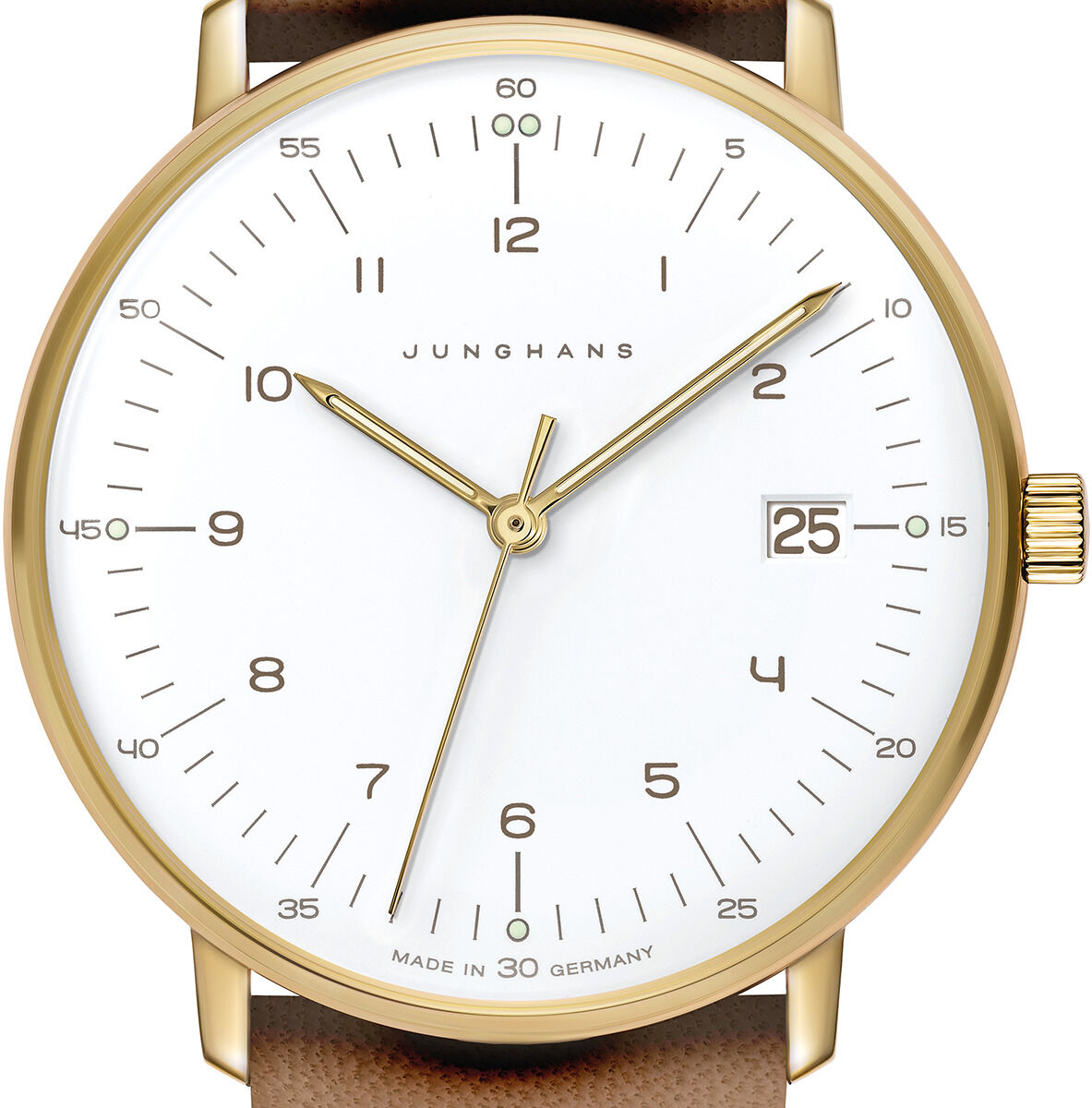 Detailreiche Ansicht der ZEIT-Sonderedition »max bill Damen« Uhr mit weißem Zifferblatt, goldfarben-mattem Edelstahlgehäuse, schlanken schwarzen Zahlen und Indizes. Datumsanzeige bei 3 Uhr, hellbraunes Lederarmband, drei goldene Zeiger, minimalistisches Design.