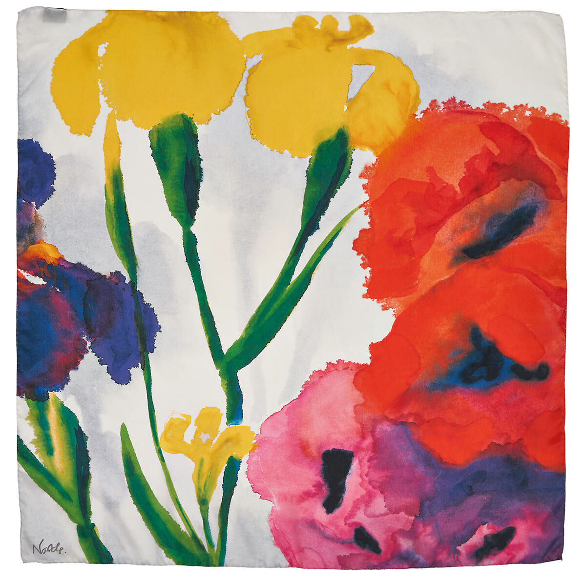 Ein Seidentuch mit einem stilisierten Blumendesign nach Nolde. Die Darstellung zeigt leuchtend gelbe Schwertlilien und rote Mohnblüten auf einem hellen Hintergrund. Die Blumen sind kunstvoll und farbenfroh angeordnet.