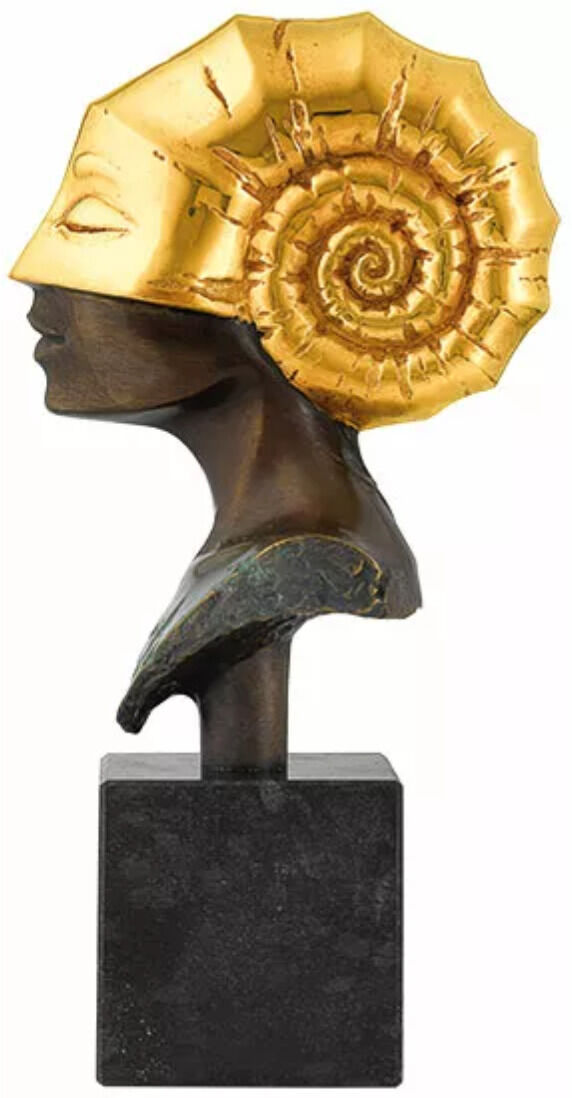 Büste »Kopf der Ammonite« von Michael Becker, zeigt eine stilisierte Kopfskulptur mit einer goldenen Ammonitenform, die das Haar darstellt, auf einem schwarzen Sockel.