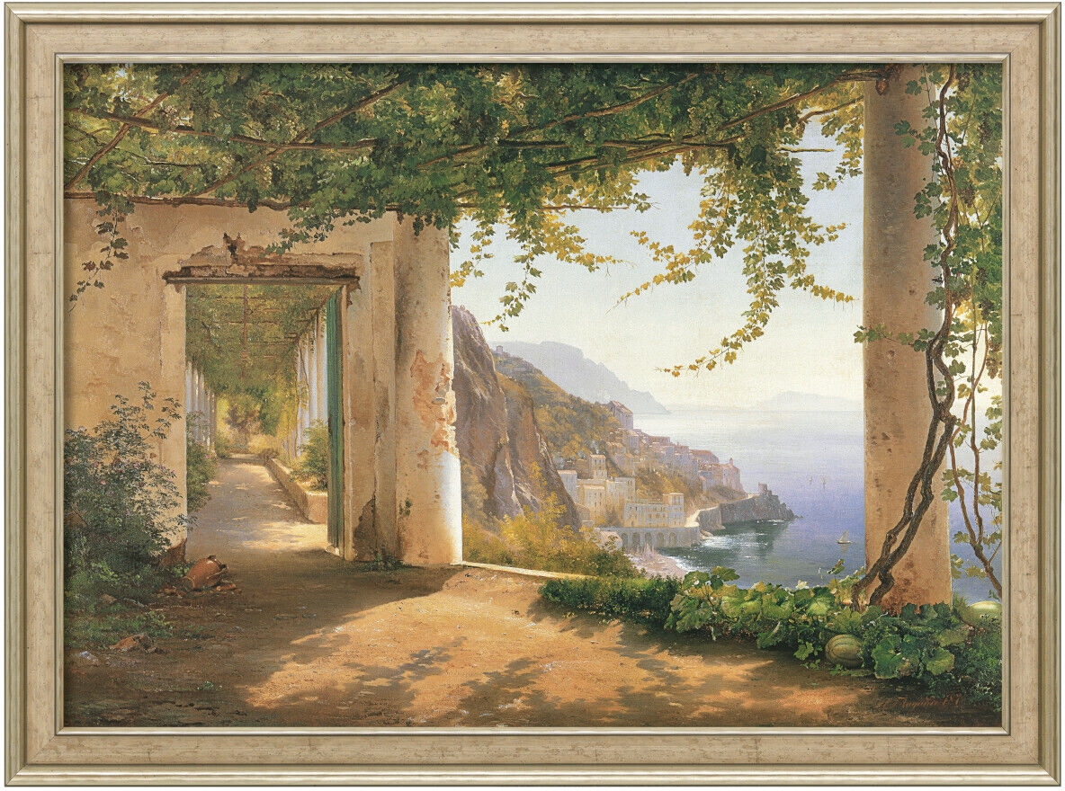 Gemälde von Carl Frederic Aagaard mit dem Titel 'View to the Amalfi Coast'. Es zeigt eine Küstenszene in Italien, mit Blick auf das blaue Meer und die Landschaft der Amalfi-Küste. Das Bild ist von einem Laubengang eingerahmt, und die Sonne beleuchtet das ruhige Szenario. Ideal für Kunstliebhaber und Reisefans.