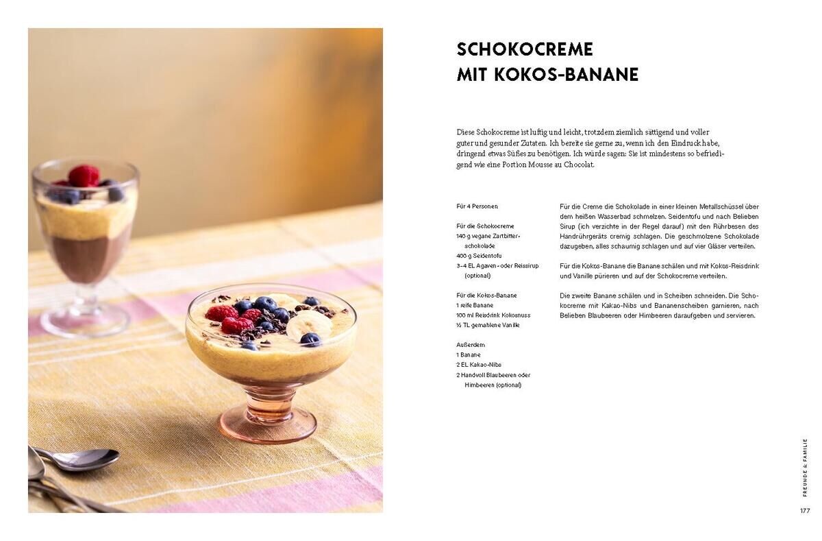 Eine Abbildung aus dem Kochbuch 'Hennig von Lange, A: Relaxt vegan' zeigt ein Dessert mit Schokocreme und Kokos-Banane, garniert mit Beeren in eleganten Glasschalen.