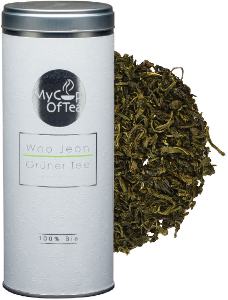 Ein Set bestehend aus einer silberfarbenen Teedose mit der Aufschrift 'Woo Jeon Grüner Tee 100% Bio' von My Cup of Tea, daneben lose grüne Teeblätter.