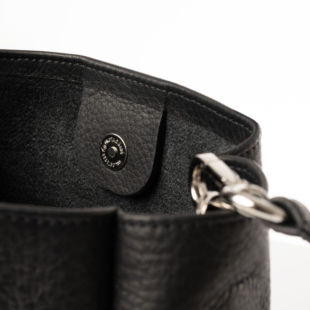 Schwarze Ledertasche »DIE ZEIT« aus echtem Leder mit Metallverschluss und eleganter Struktur.