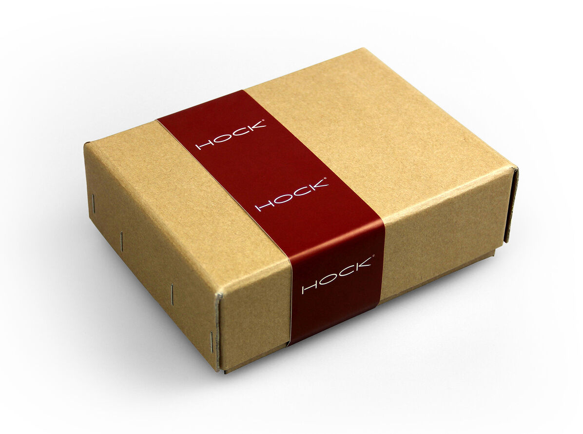 Eine braune Verpackung mit einem roten Band und der Aufschrift 'Hock'.