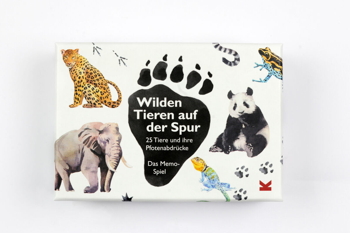 Ein Memo-Spiel mit dem Titel »Wilden Tieren auf der Spur - 25 Tiere und ihre Pfotenabdrücke«. Auf dem Spielkarton sind Illustrationen von verschiedenen Tieren wie ein Leopard, Elefant, Panda und ein Frosch sowie ihre Pfotenabdrücke zu sehen. Das Design ist auf einem weißen Hintergrund mit kontrastreichen Farben angeordnet.