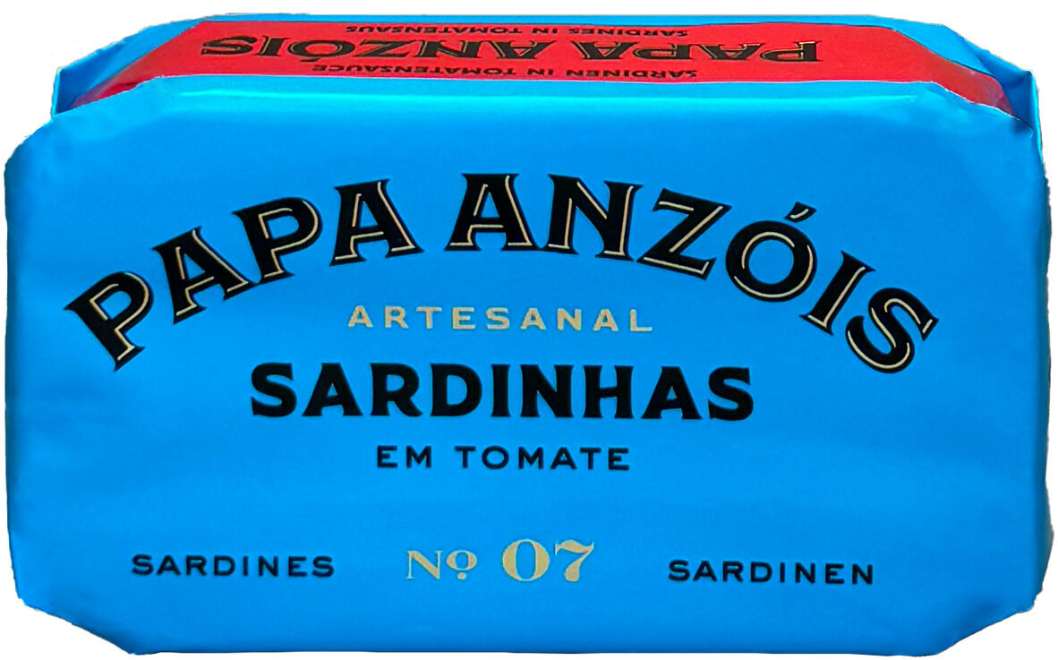Eine blau verpackte Dose mit der Aufschrift 'Papa Anzóis Artisanal Sardinhas em Tomate', verziert mit schwarzen und goldenen Buchstaben.