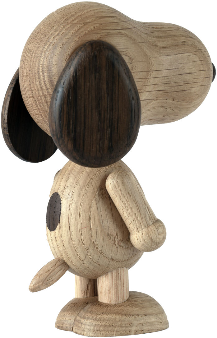 Holzfigur von Snoopy, aus naturbelassenem und dunkelbraunem Holz, schlichtes Design, seitliche Ansicht.