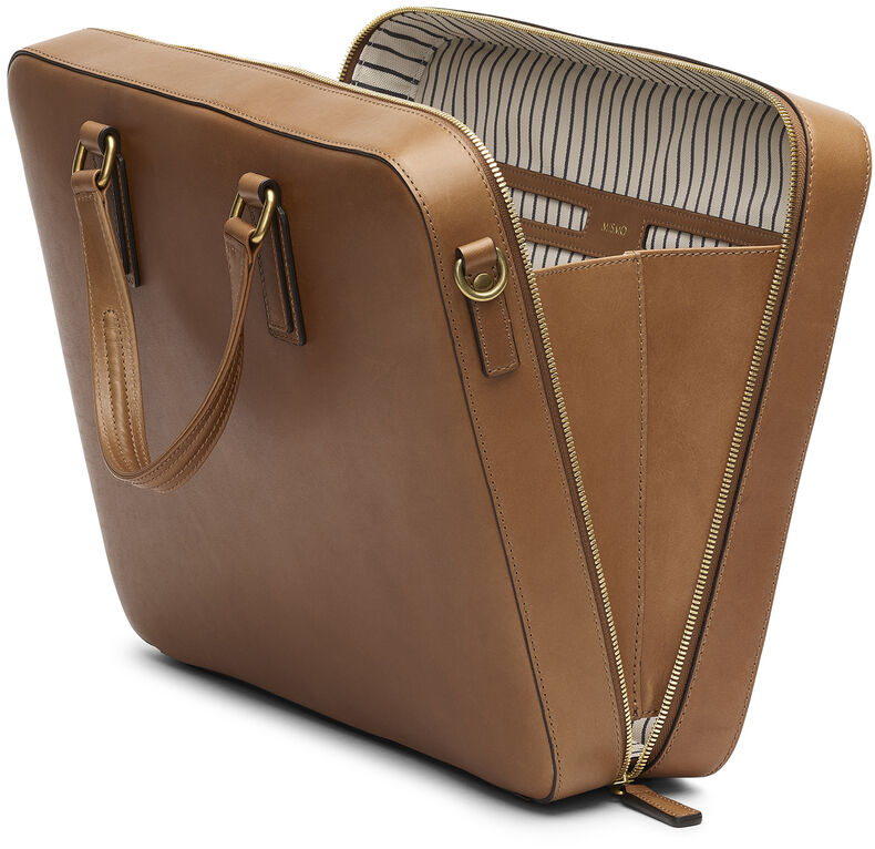 Eine stilvolle Businesstasche in Naturbraunem Leder mit goldenen Beschlägen und Reißverschluss. Die Tasche ist offen und zeigt ein Innenfutter mit Streifenmuster sowie mehrere Innenfächer.
