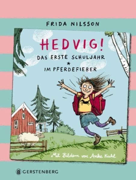 Titelbild des Buches 'Hedvig! Das erste Schuljahr - Im Pferdefieber' von Frida Nilsson. Ein fröhliches Mädchen mit braunem Haar und einem gelben T-Shirt springt in einem grünen Feld. Im Hintergrund stehen ein Baum und ein rotes Holzhäuschen. Oben ist der Name der Autorin und der Titel des Buches auf Deutsch zu sehen.