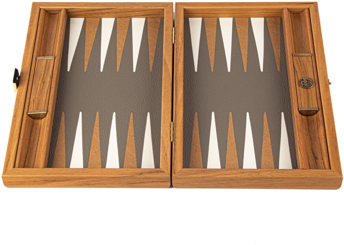 Reise-Backgammon-Set in graubeiger Straußenleder-Optik auf Holzbrett, geöffnet und spielbereit, mit einem eleganten und luxuriösen Design.