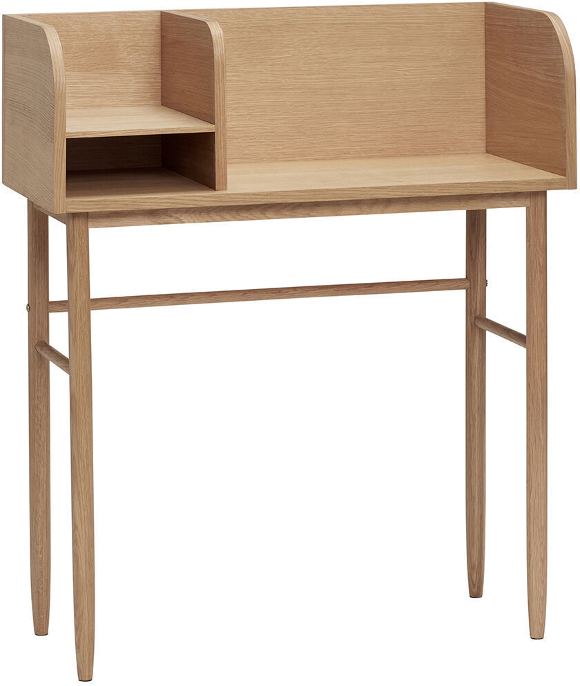 Ein minimalistischer Schreibtisch aus Eichenholz mit zwei offenen Ablagefächern und vier schmalen Beinen.