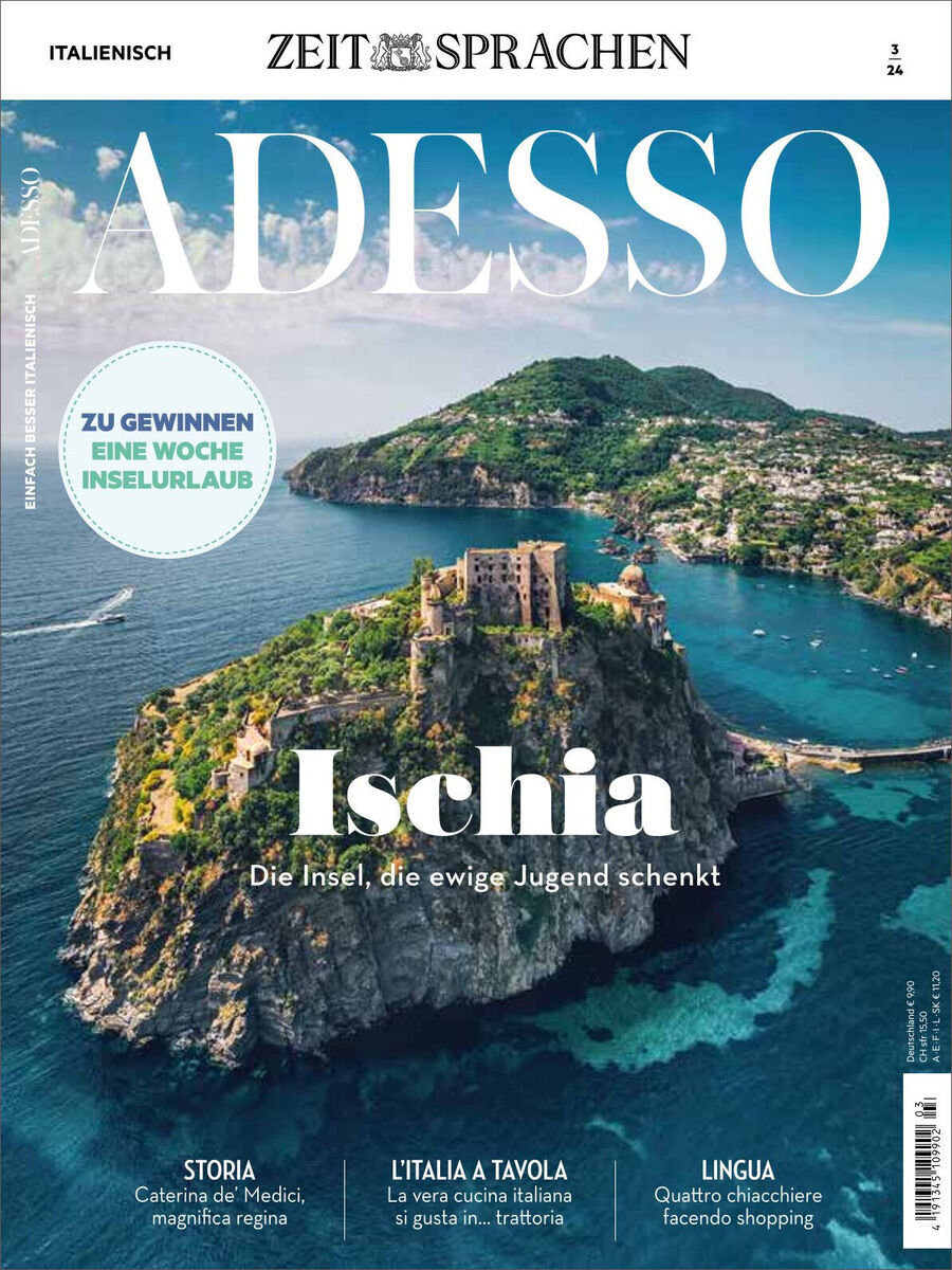 Titelblatt des Magazins 'Adesso' Ausgabe 03/2024 zeigt die italienische Insel Ischia mit einer Luftaufnahme von Bergen, Küste und Meer. Zu den Themen gehören Geschichte, italienische Küche und Sprachunterricht.
