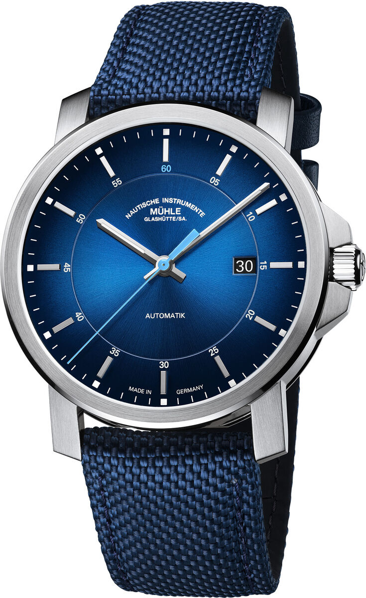 Detailreiche Ansicht der ZEIT-Sonderedition Automatikuhr »29er« Casual von Mühle-Glashütte. Edles Edelstahlgehäuse, blaues Zifferblatt mit Sonnenschliff und weißen Indizes, Datumsanzeige, blaues Canvas-Leder-Armband, sportlich-elegantes Design, Automatikwerk.
