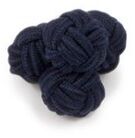 Ein kleines, dunkelblaues Accessoire-Set, das als Knopf für Herrenmode verwendet wird.